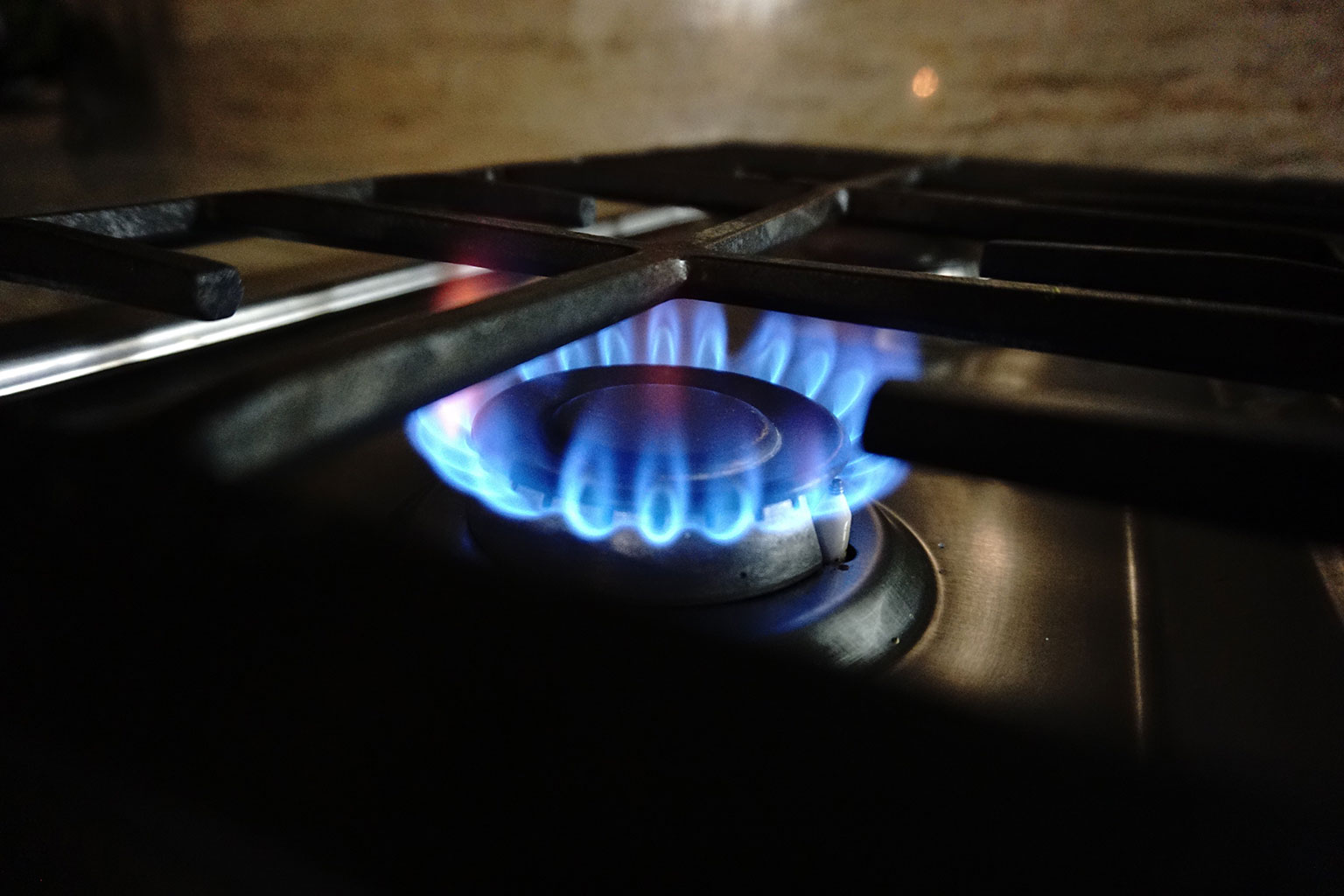 blue-flame-on-a-gas-stove-burner-7A7SCWZ